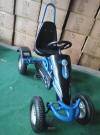 Kart a pedales infantil sport azul Pekecars vista frontal