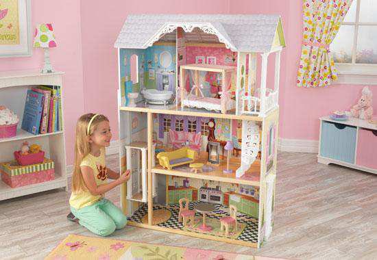 Niña jugando con Kidkraft casa de muñecas 65869 kayle