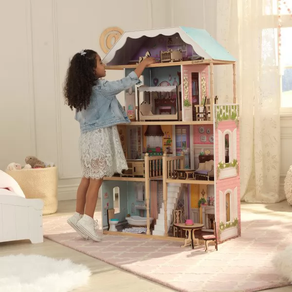 Imagen de niña jugando con su kidkraft casa charlotte 65956