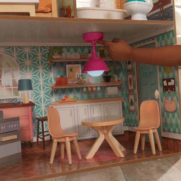 Detalle estancia cocina con lámapara iluminada de kidkraft casa dottie 65965