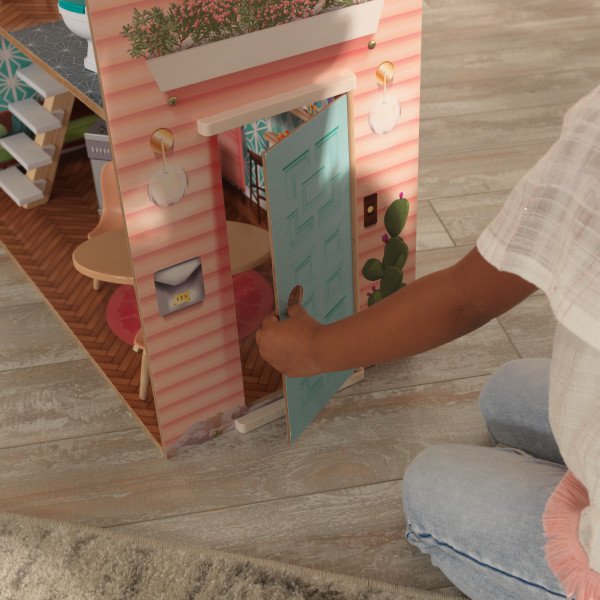 Detalle de la puerta de kidkraft casa dottie 65965