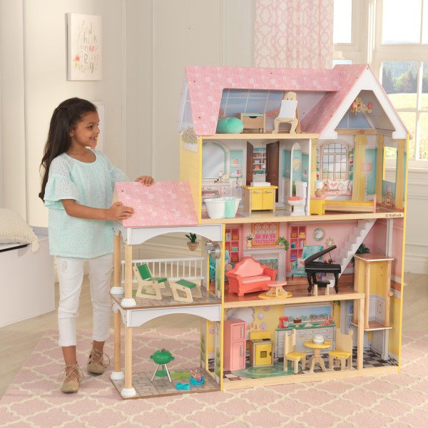 Niña jugando con su kidkraft mansion lola 65958