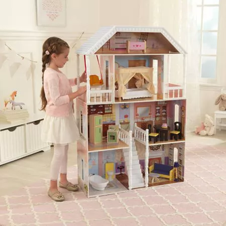 Niña jugando con su kidkraft casa de muñecas savannah 65023