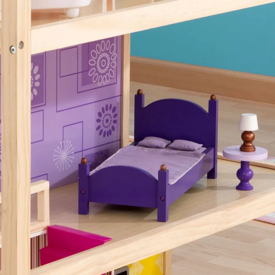 Detalle de la casa, mesita y lámpara de una de las habitaciones de kidkraft casa de muñecas so chic 65078