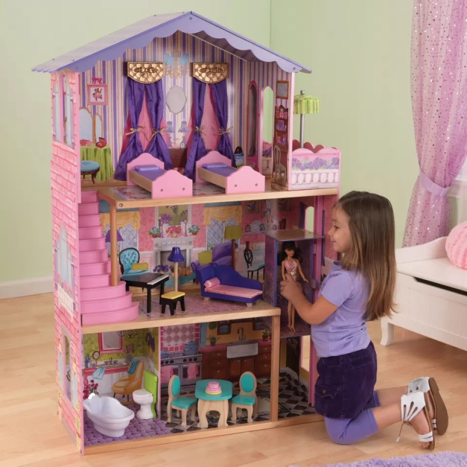 Niña jugando con su kidkraft la mansion de mis sueños 65082