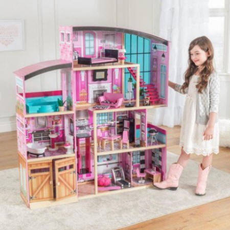 Niña con su kidkraft mansión de los reflejos 65949
