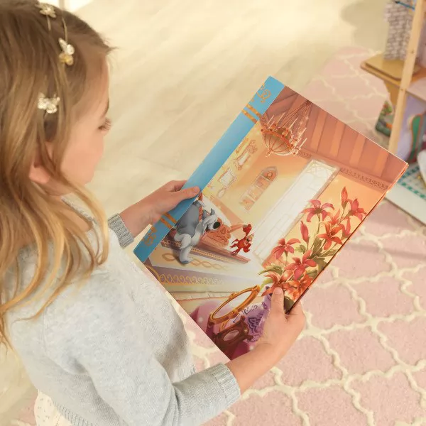 Niña contemplando el cuento que se incluye con la casa de muñecas kidkraft disney princess royal celebration 65962