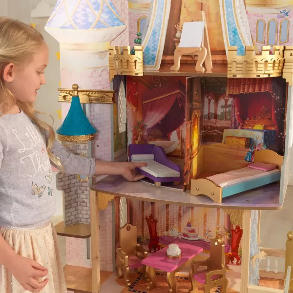 Detalle de los dormitorios de la casa de muñecas kidkraft disney princess royal celebration 65962