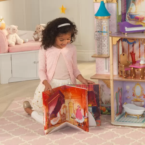 Niña con cuento que incluye la casa de muñecas kidkraft disney princess royal celebration 65962