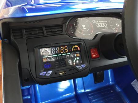Audi Q7 Facelift para niños Detalle Radio FM PEKECARS