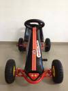 Kart a pedales para niños Pekecars GC001 rojo vista frontal
