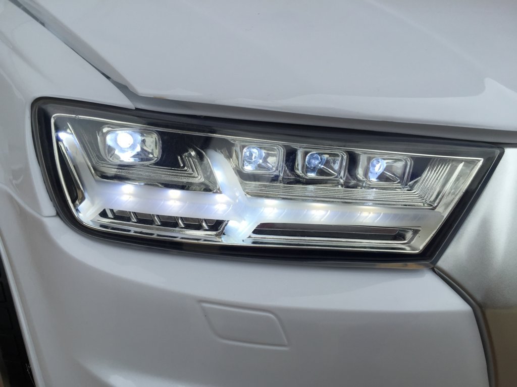 Coche electrico para niños Audi Q7 Facelift Blanco con luces frontales