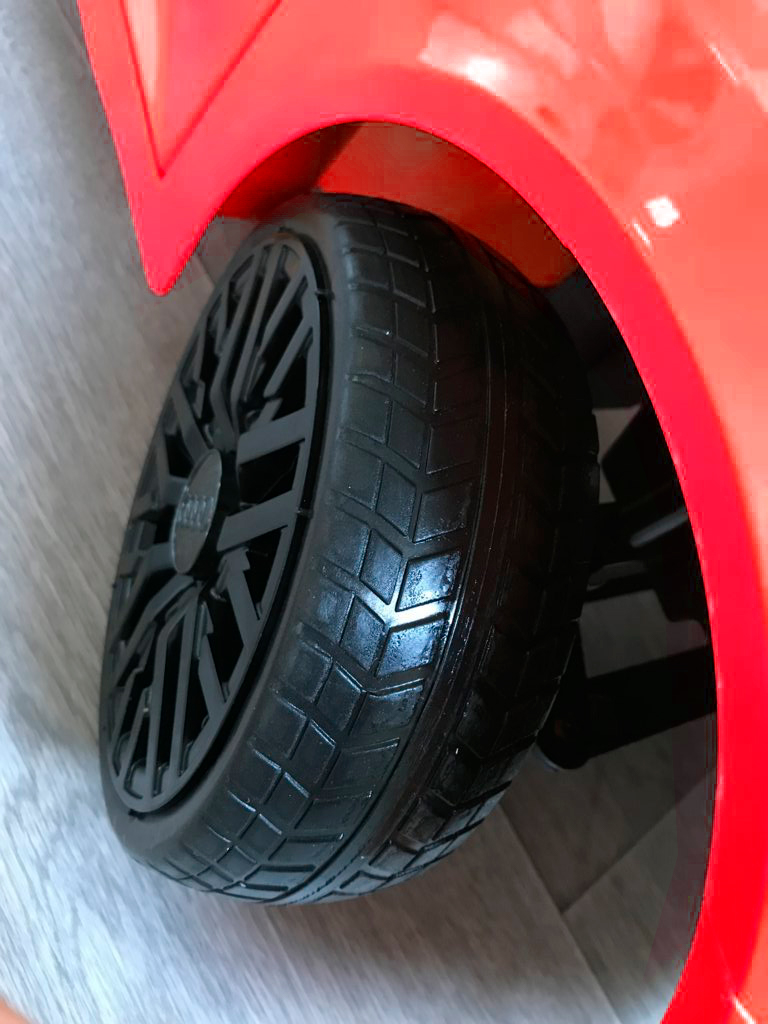 Coche electrico infantil Audi Little R8 Spyder Rojo con ruedas de caucho antipinchazos