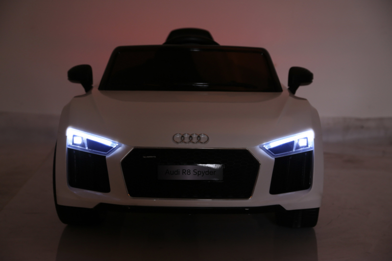 Coche electrico para niños Audi R8 Spyder Blanco con luces delanteras