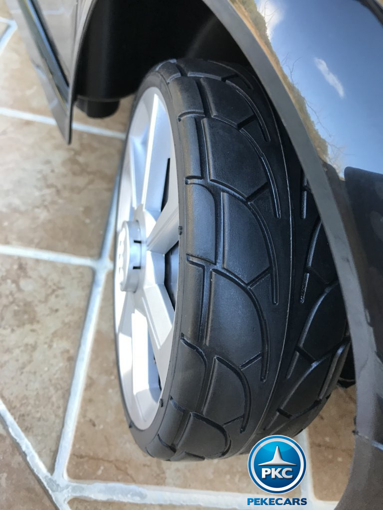 Coche electrico para niños Audi TT Negro Metalizado con ruedas de caucho antipinchazos