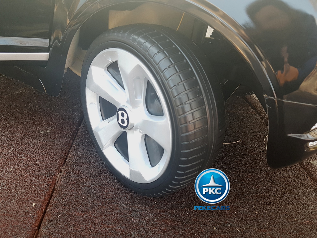 Coche electrico infantil Bentley Bentayga Negro Metalizado con fuertes ruedas