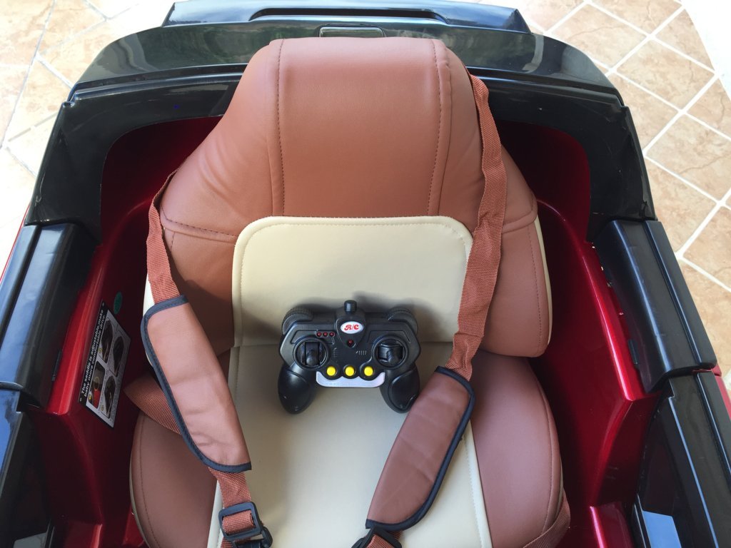Coche electrico infantil evoque style rojo metalizado asiento acolchado en piel con cinturon de seguridad