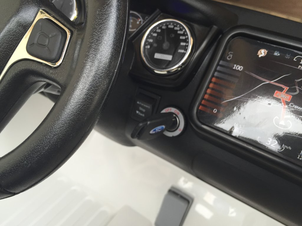 Todoterreno electrico infantil Ford Ranger Blanco con llave de arranque