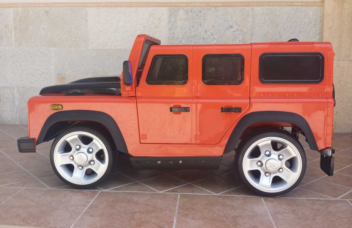 Todoterreno electrico para niños Land Rover Defender Naranja visto de lado