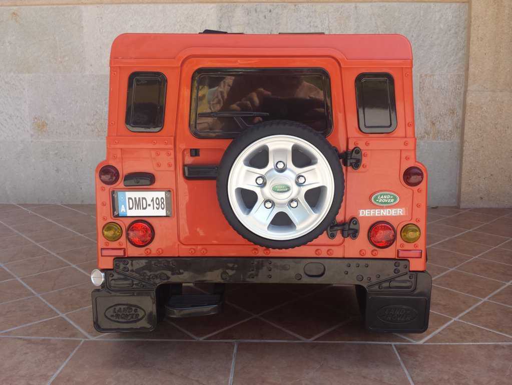 Todoterreno electrico infantil Land Rover Defender vista trasera
