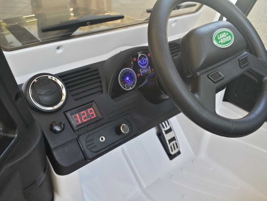Todoterreno electrico infantil Land Rover Defender Blanco vista del salpicadero