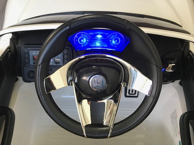 Coche electrico para niños Maserati Alfieri Blanco y rojo volante