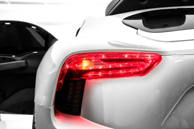 Coche electrico para niños Maserati Alfieri Blanco con Pantalla MP4 vista frontal