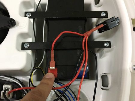 Mercedes SLLS. Batería debajo del capó. Conectar Cable