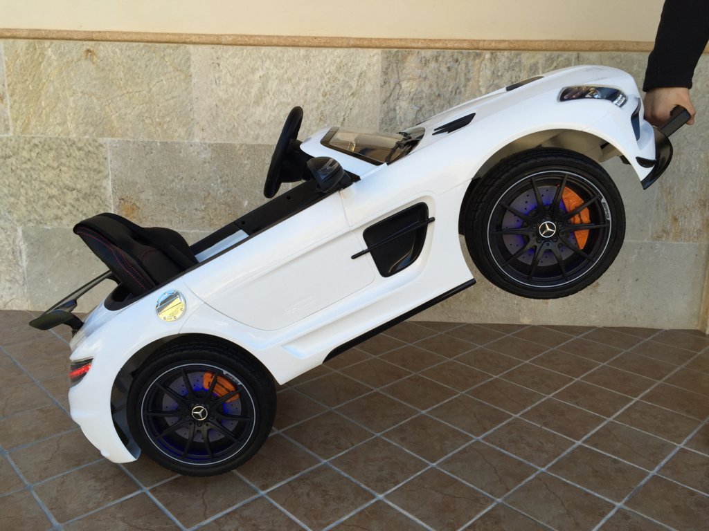 Coche electrico para niños Mercedes deportivo sls Blanco con asa de transporte