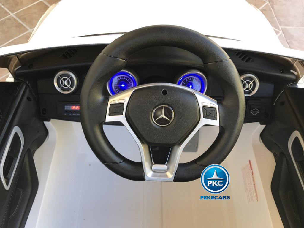 Coche electrico para niños mercedes a45 Blanco volante con claxon y musica