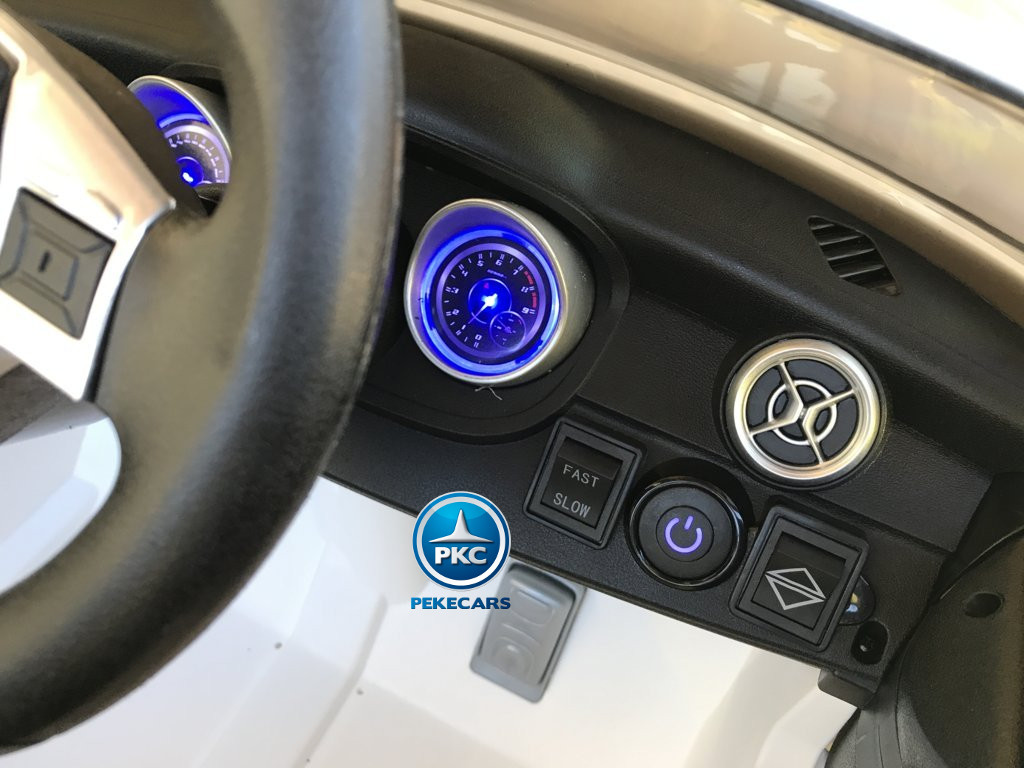 Coche electrico para niños mercedes a45 Blanco salpicadero retroiluminado en color azul