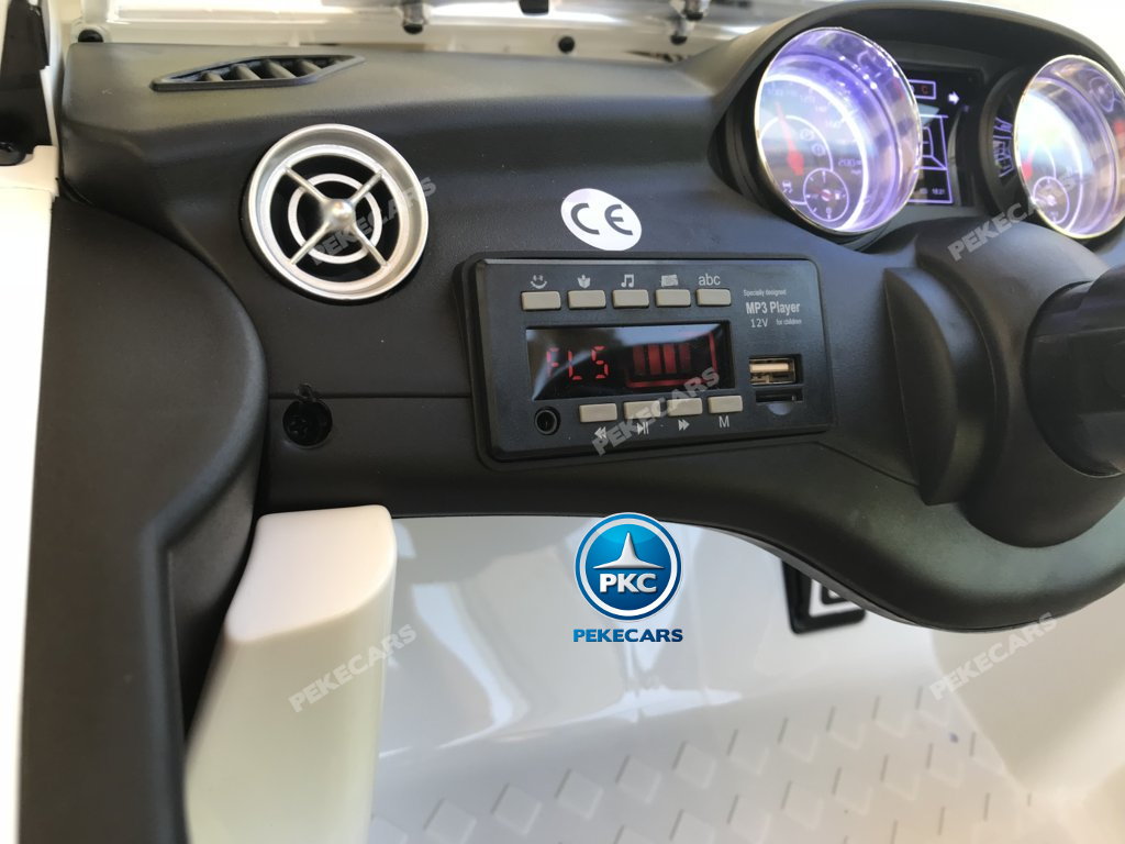 Coche electrico para niños Mercedes CLA45 Blanco con conexión para USB