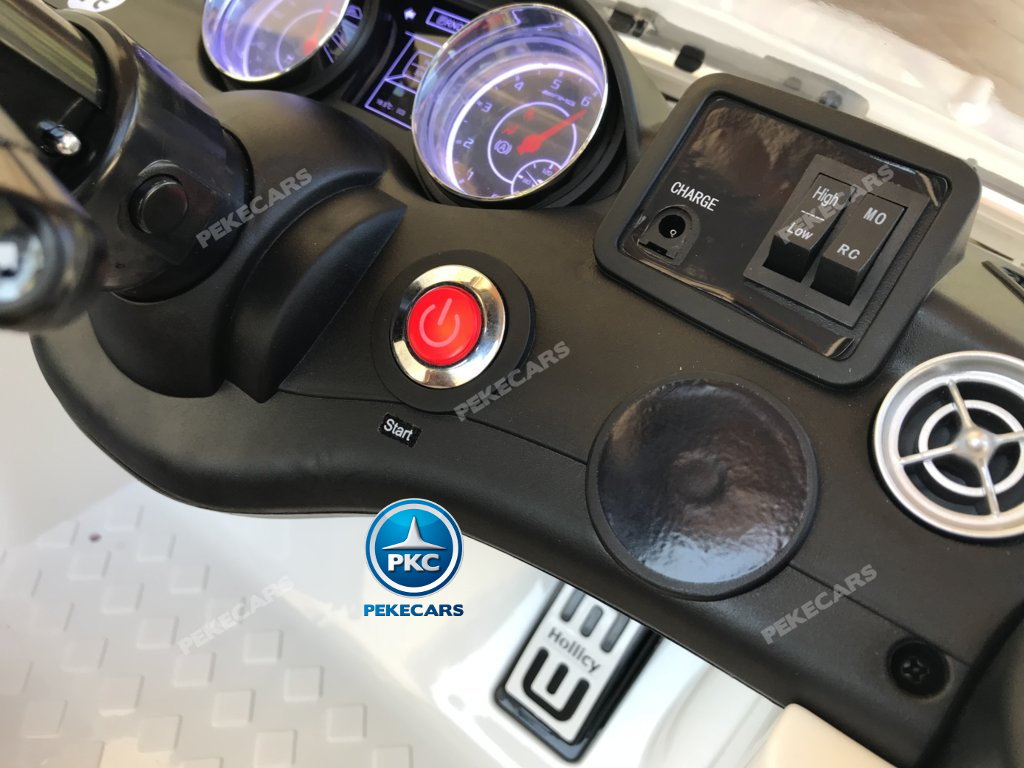 Coche electrico para niños Mercedes CLA45 Blanco con boton de arranque