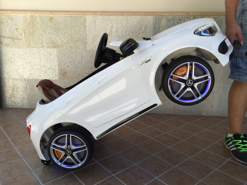 Coche electrico infantil Mercedes CLA45 Blanco con asa de transporte