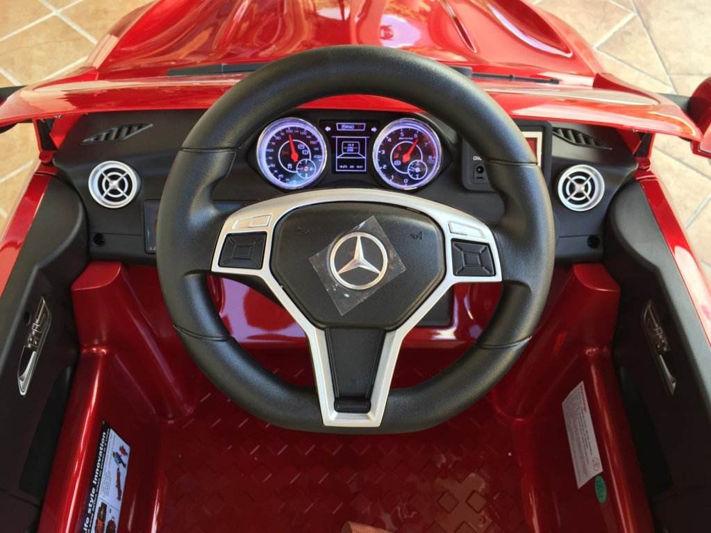 Coche electrico infantil Mercedes CLA45 Rojo Metalizado volante con musica y claxon
