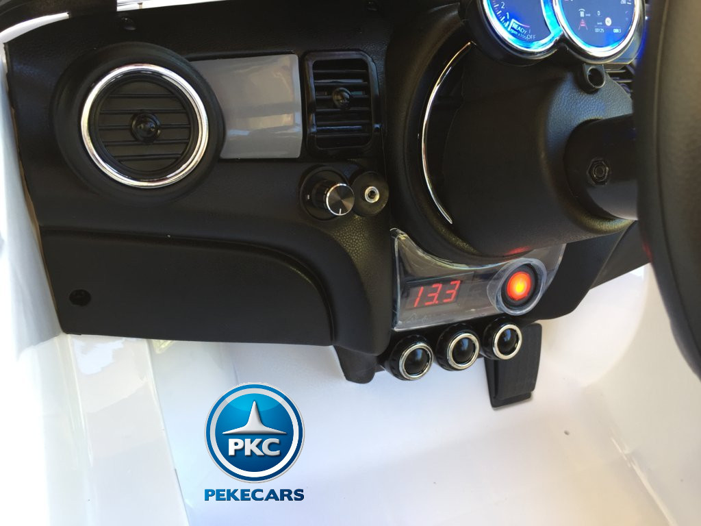 Coche electrico para niños Mini Hatch Blanco voltimetro digital