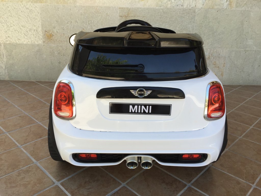 Coche electrico para niños Mini Hatch Blanco vista trasera