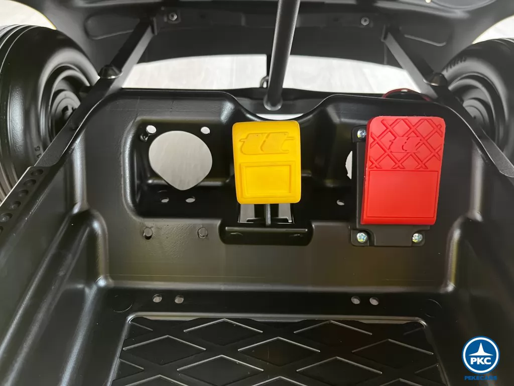 Volkswagen New Beetle 6V Amarillo pedales