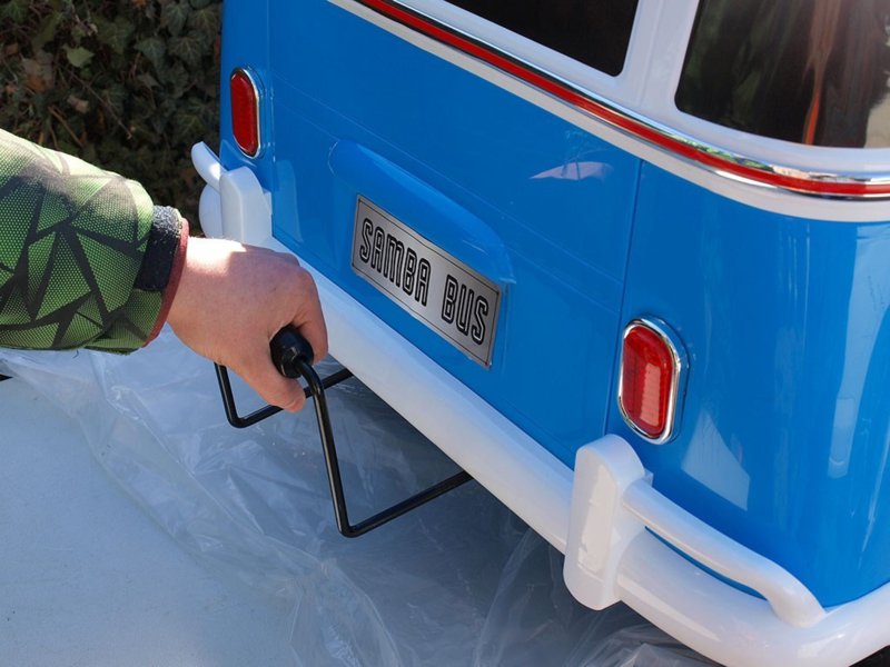Furgoneta Volkswagen para niños 12V 2 Plazas Azul con asa de transporte