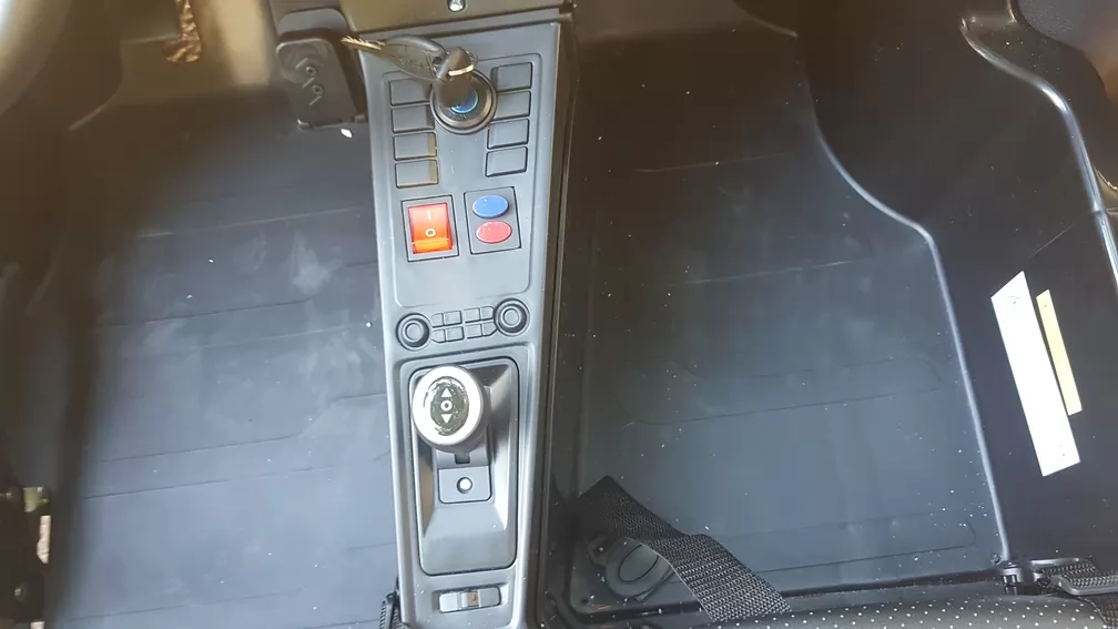 Deportivo Pekecars XL 24V Rojo - panel