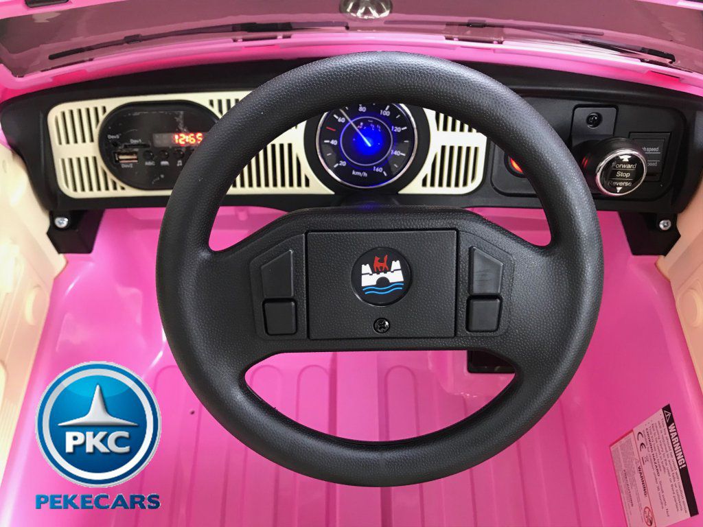 Beetle clásico color rosa vista volante