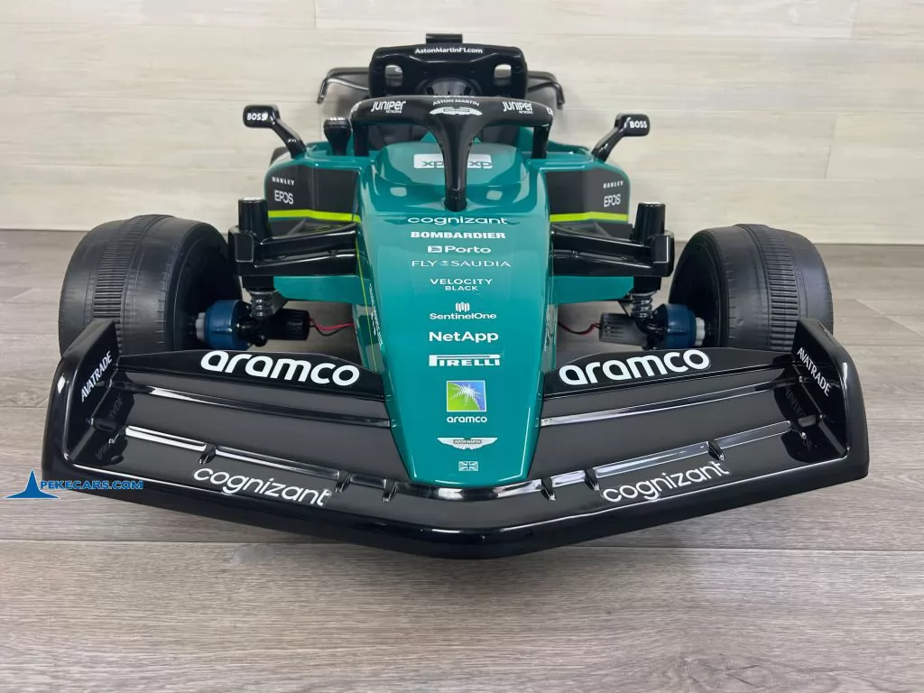 Coche de carreras Aston Martin F1 Cognizant 24V Verde vista frontal