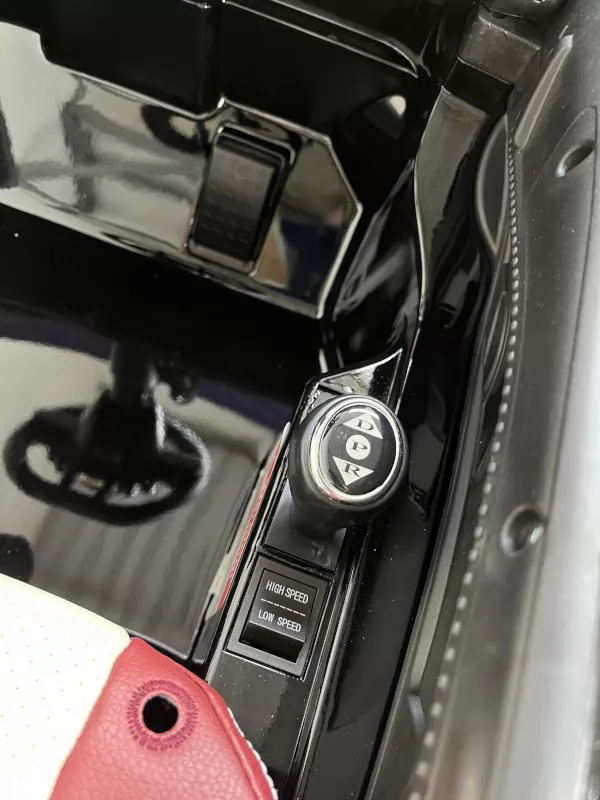 Coche electrico para niños Audi Little R8 Spyder Negro vista cambio de marchas