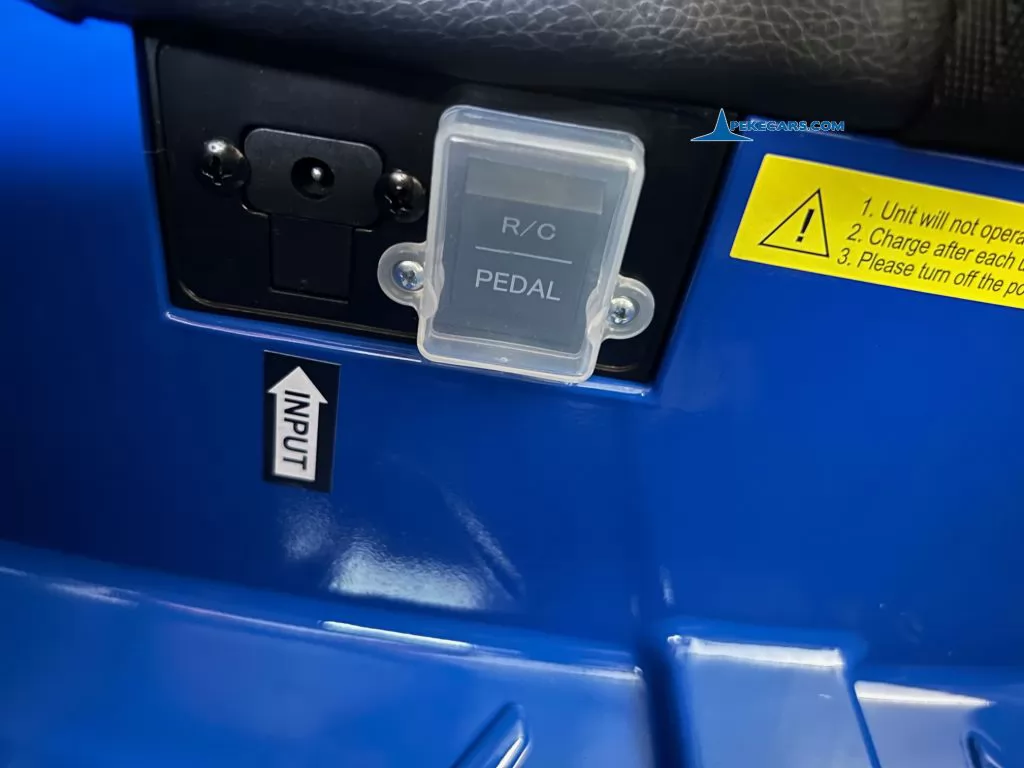 Coche eléctrico para niños BMW I4 12V 2.4G Azul puerto de carga