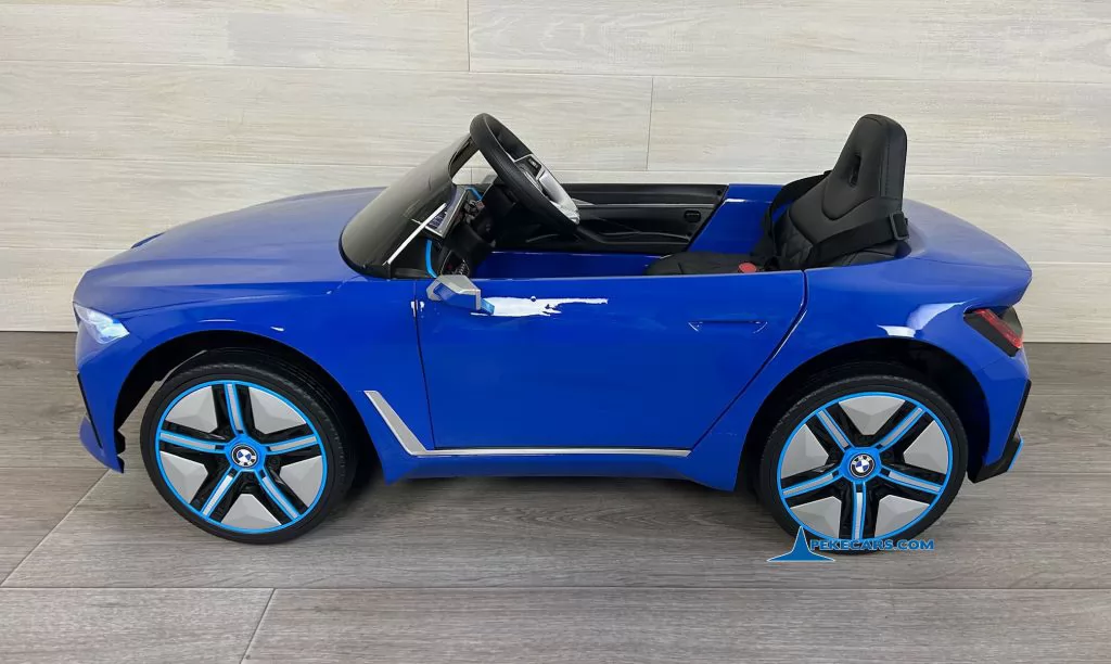 Coche eléctrico para niños BMW I4 12V 2.4G Azul vista lateral