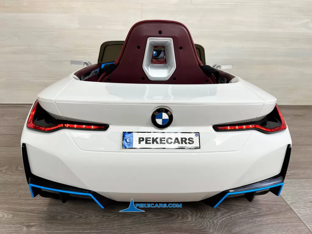 bmw i4 blanco coche electrico niños vista trasera