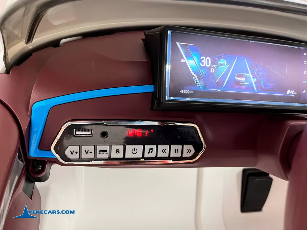 Coche eléctrico para niños BMW I4 12V 2.4G Blanco panel