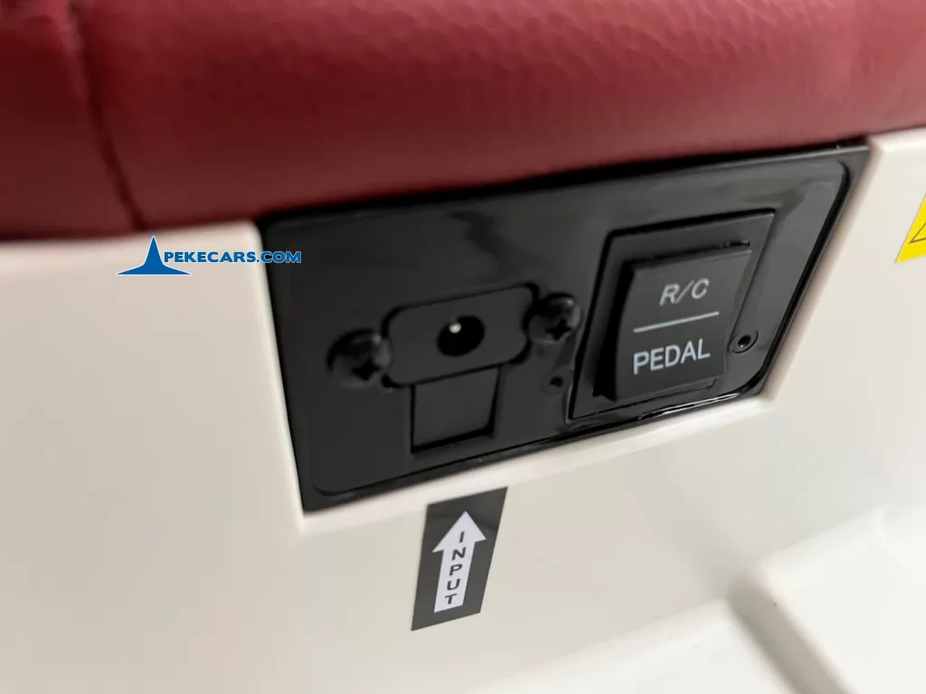 Coche eléctrico para niños BMW I4 12V 2.4G Blanco detalle carga