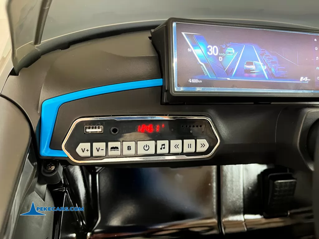 Coche eléctrico para niños BMW I4 12V 2.4G Negro Metalizado panel