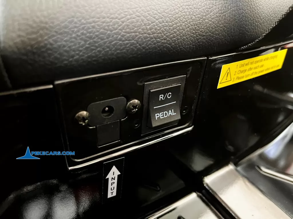 Coche eléctrico para niños BMW I4 12V 2.4G Negro Metalizado panel detalle